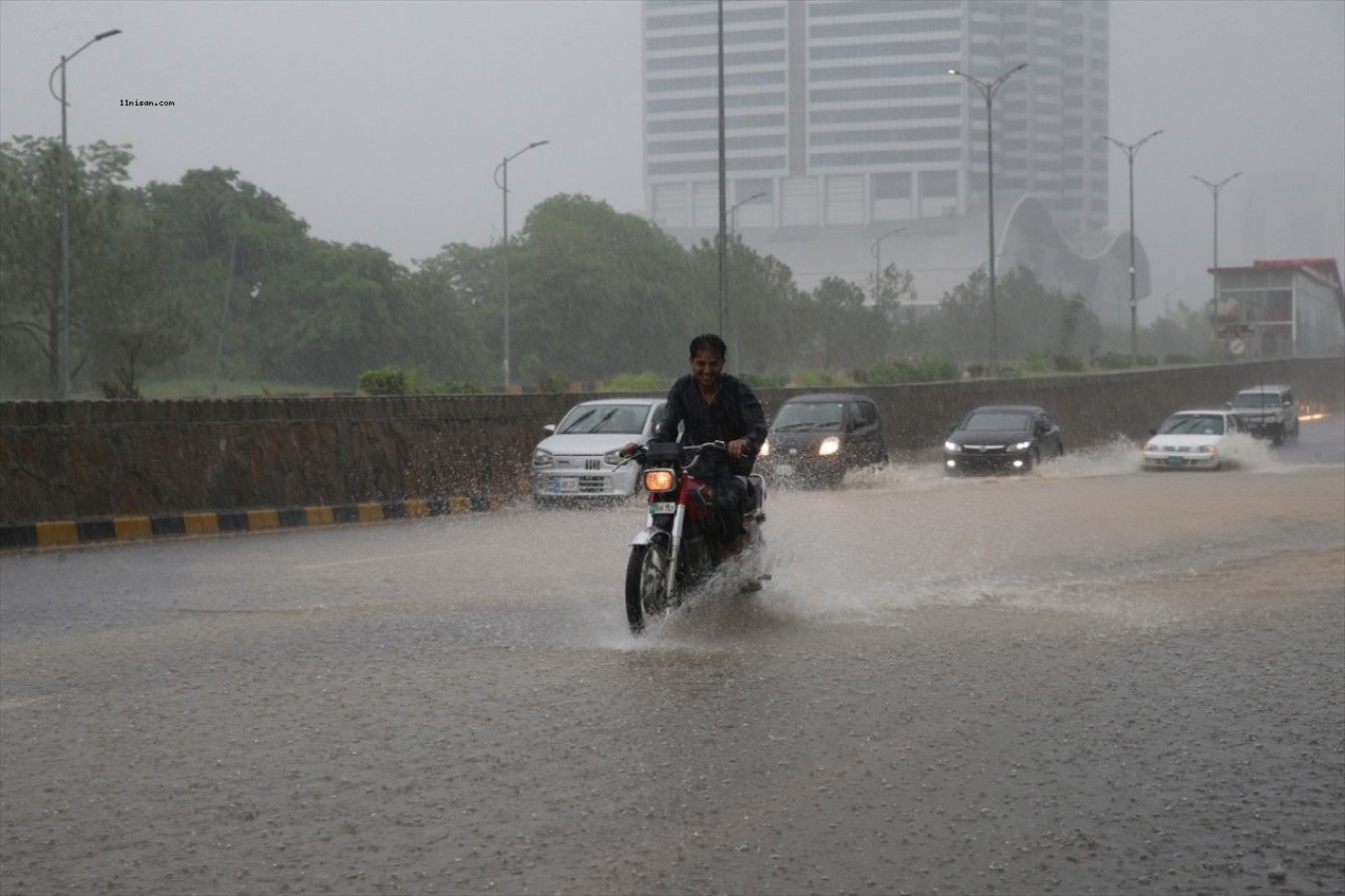 Pakistan'da muson yağmurları nedeniyle ölenlerin sayısı 298'e yükseldi;
