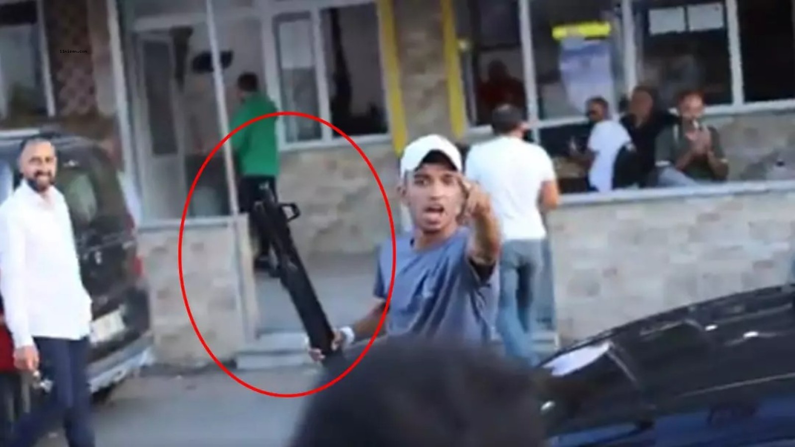 DEHŞETE DÜŞÜREN SOKAK RÖPORTAJI! POMPALIYLA HAVAYA ATEŞ AÇTI, ETRAFTAKİLER HİÇBİR ŞEY OLMAMIŞ GİBİ İZLEDİ: "HERKESİN CANINI ALACAĞIM";