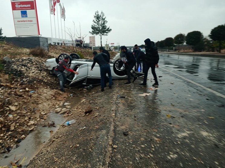 Karaköprü'de otomobil takla attı: 2 yaralı;