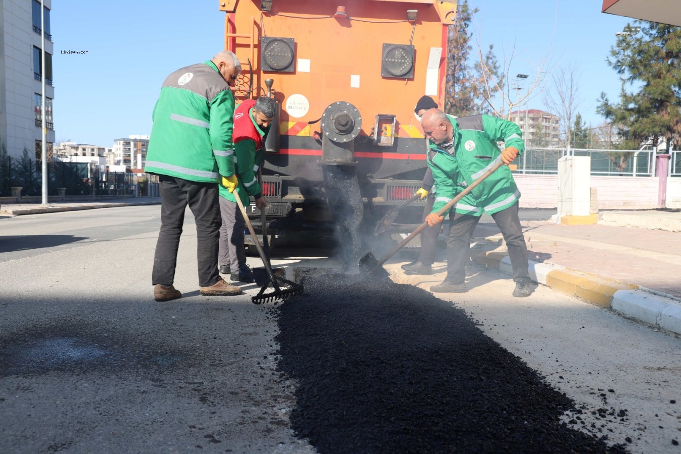 KARAKÖPRÜ'DE YOLLAR ÜSTYAPI ÇALIŞMALARIYLA YENİLENİYOR;