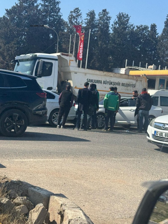 Akçakale Yolunda Trafik Kazası: İki Araç Çarpıştı;