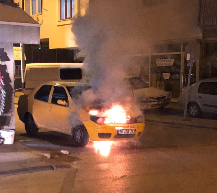 Denizli’de seyir halindeki Tofaş alev alev yandı;