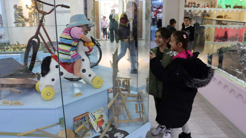 Karaköprü’de oyun ve oyuncak müzesinde çocuklar doyasıya eğleniyor;