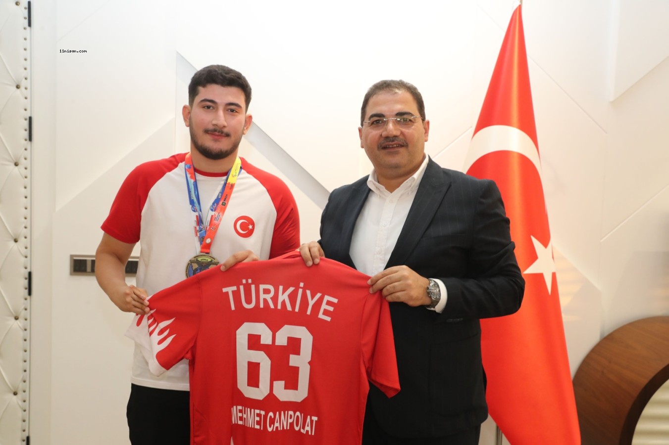 BAŞKAN CANPOLAT, DÜNYA ŞAMPİYONU GENÇ SPORCUYU TEBRİK ETTİ;