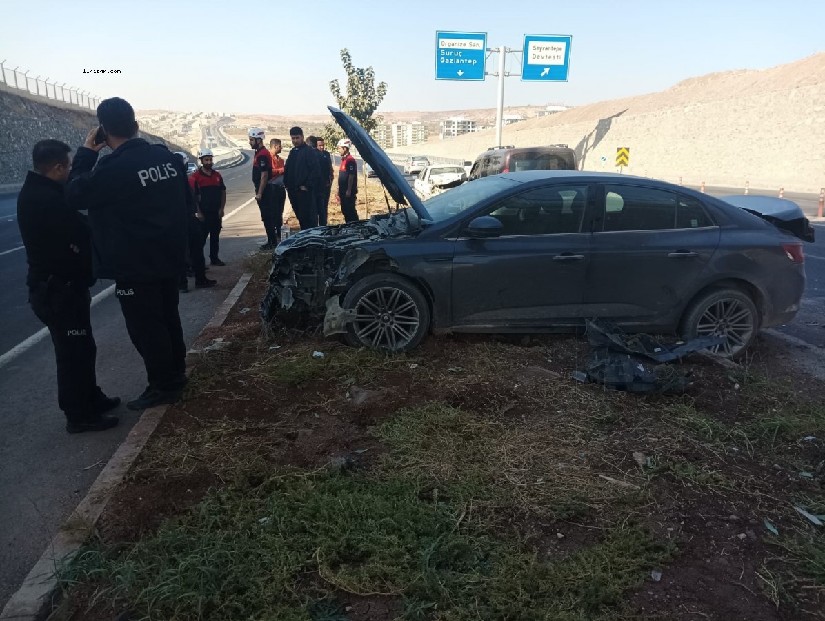 Urfa’da iki araç çarpıştı, biri refüje çıktı!;