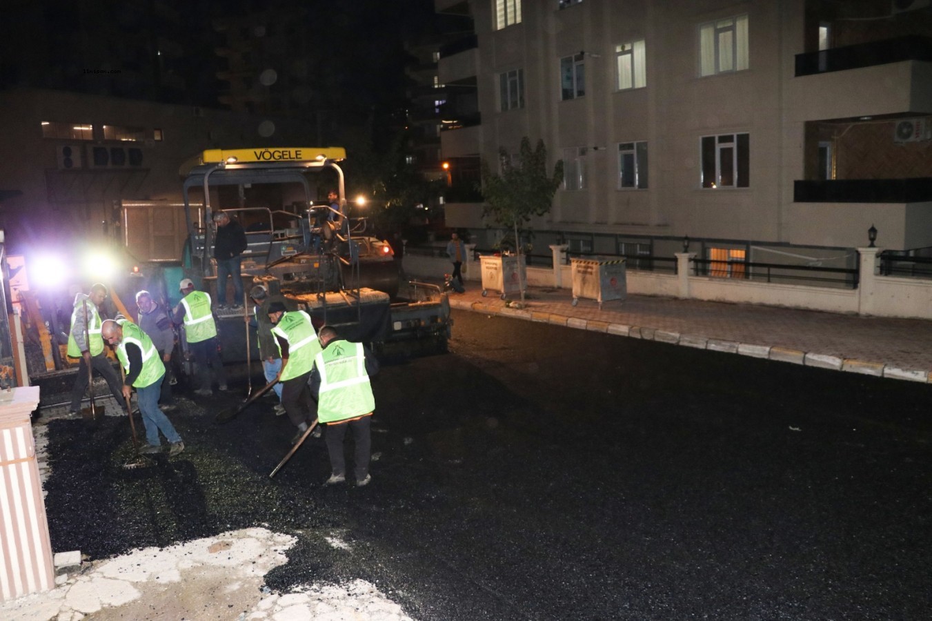 Karaköprü'de asfaltlama çalışmaları gece de devam ediyor