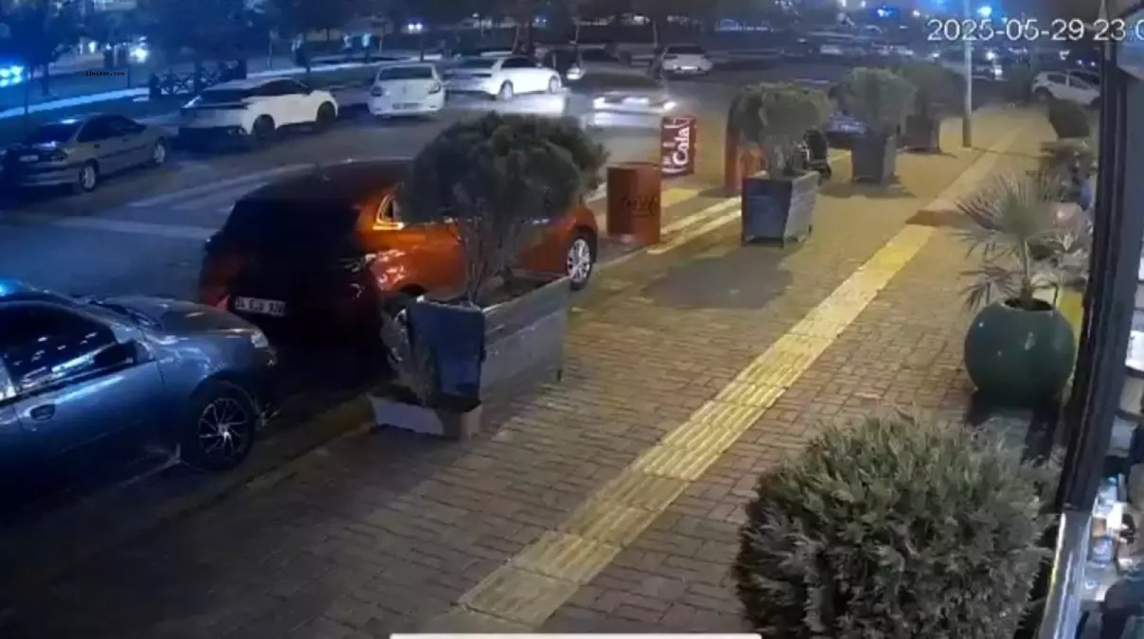 VİRANŞEHİR'DE OTOMOBİL KAZASI: 2 YARALI;