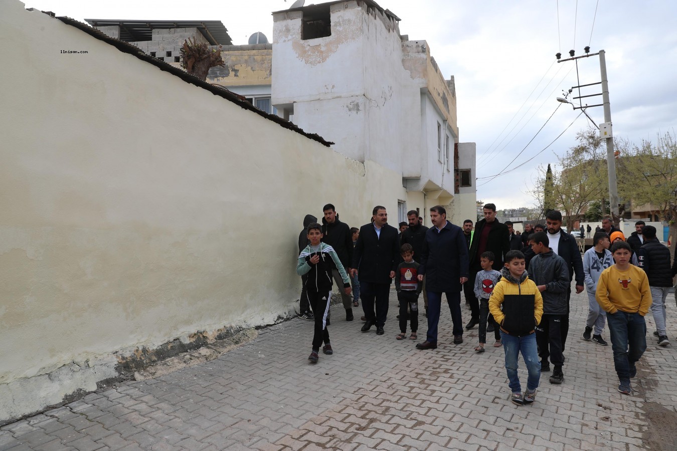 Vali Ayhan selden etkilenen Karşıyaka Mahallesinde incelemelerde bulundu;