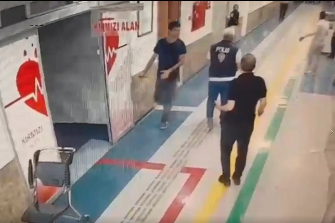 ŞANLIURFADA HASTANEDE BIÇAKLI SALDIRI: BAŞHEKİM YARDIMCISI VE GÜVENLİK GÖREVLİSİ YARALANDI;