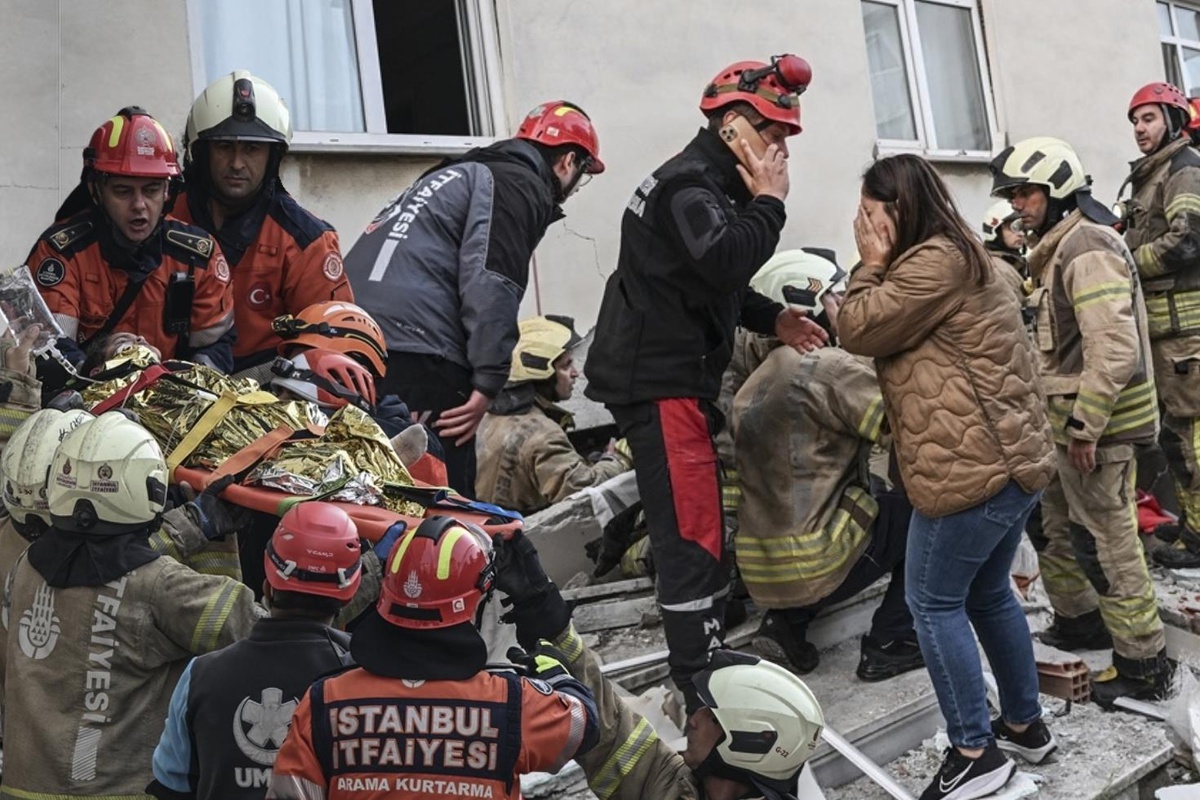 istanbulda-coken-binada-1-kisi-hayatini-kaybetti-20308709_2100_amp.jpg