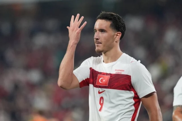 ucak-kalkti-geliyor-milli-futb-20195447-6869_1_m.webp
